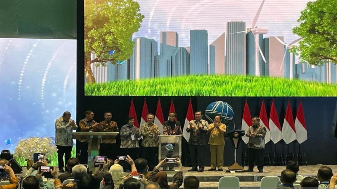 Menteri Koordinator Maritim dan Investasi Luhut Binsar Pandjaitan (ketiga kanan) dalam Peluncuran Bursa Karbon Indonesia di Jakarta, Selasa (26/9/2023). ANTARA/Yashinta Difa