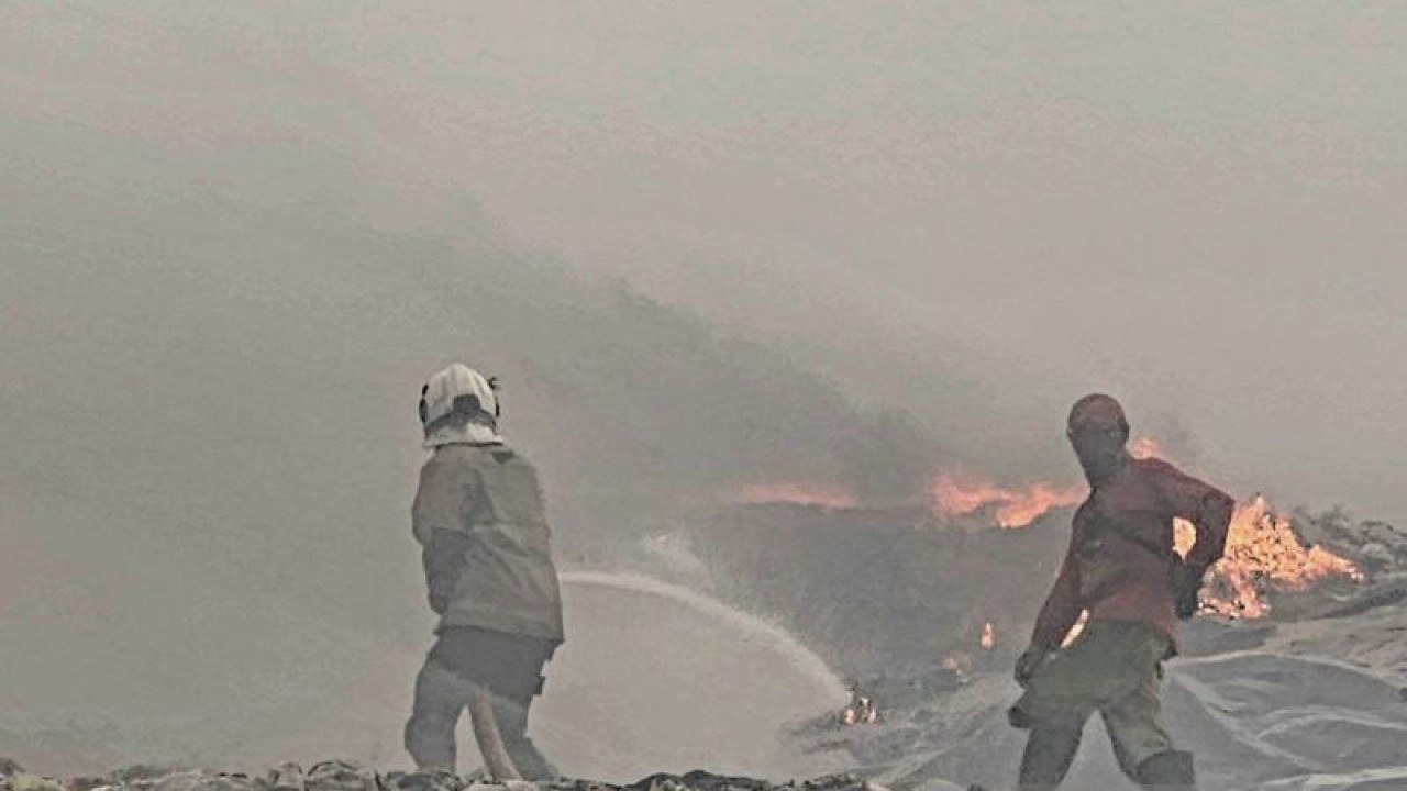 Petugas pemadam kebakaran berupaya memadamkan kebakaran yang melanda TPA Jatibarang Semarang, Senin. ANTARA/ I.C.Senjaya.