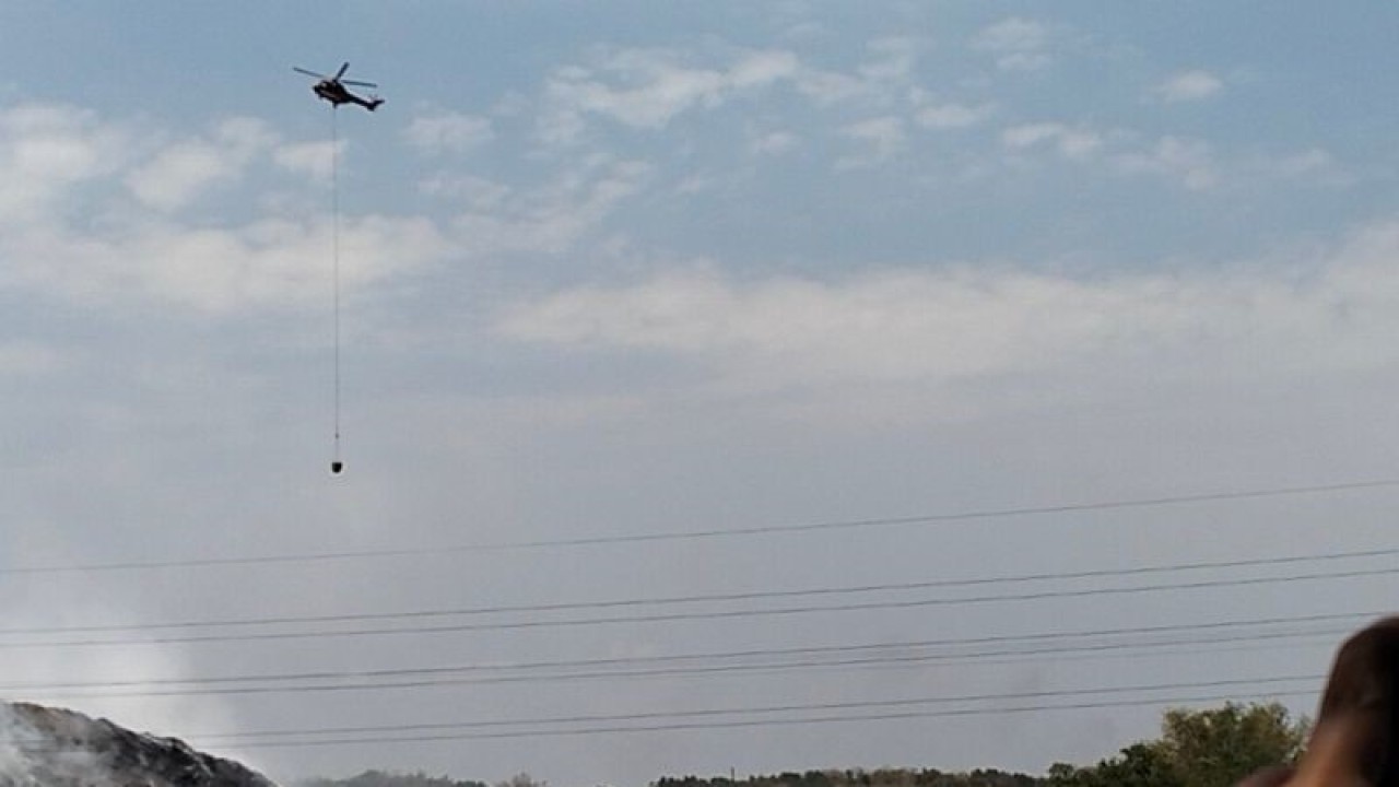 Helikopter dioperasikan untuk melakukan pengeboman air guna mengatasi kebakaran di TPA Putri Cempo, Kota Solo, Provinsi Jawa Tengah, Rabu (20/9/2023). (ANTARA/Aris Wasita)