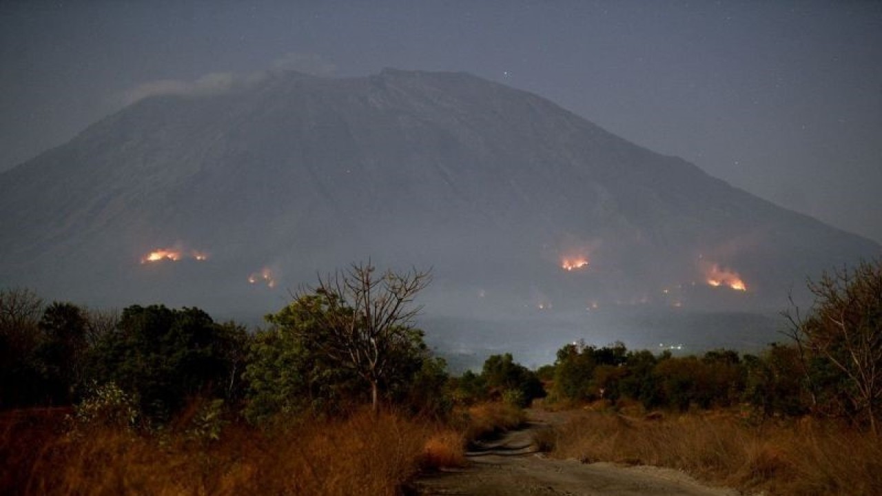 Beberapa titik api tampak saat kebakaran melanda bagian lereng Gunung Agung di Kabupaten Karangasem, Provinsi Bali, Kamis (28/9/2023). Kebakaran hutan dan lahan dilaporkan terjadi di daerah lereng Gunung Agung sejak Rabu (27/9/2023). (ANTARA FOTO/Fikri Yusuf/tom)