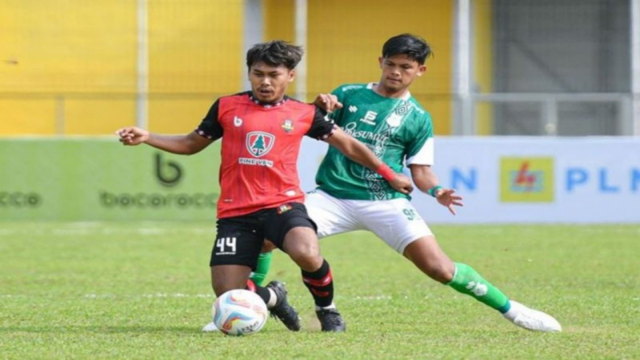 Penyerang Sada Sumut FC Faisal Ramadoni (44) dijaga oleh bek PSMS Medan Azis Hutagalung (96) pada pertandingan Liga 2 Indonesia Grup 1 di Stadion Baharoeddin Siregar, Deli Serdang, Sabtu (16/9/2023). (HO-Liga Indonesia)