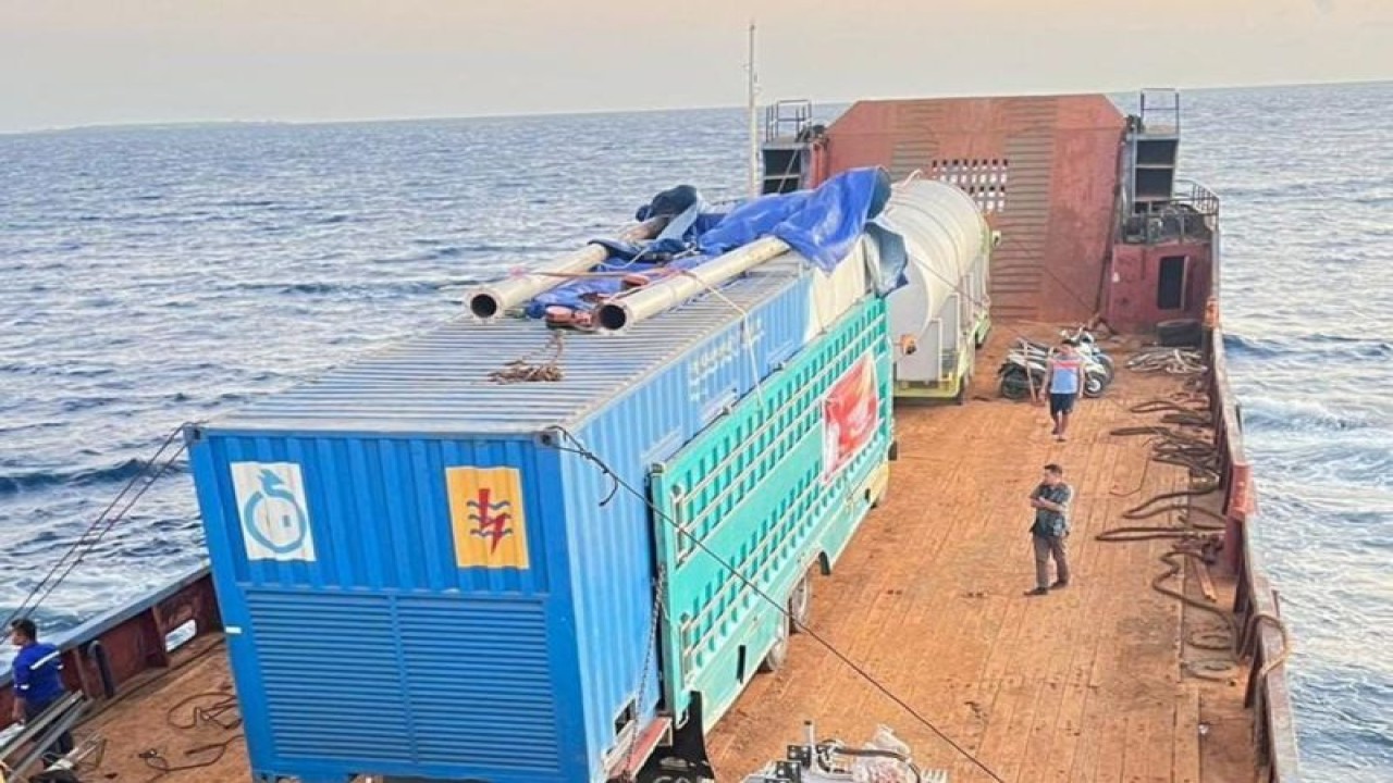 Proses pengangkutan pembangkit listrik ke Pulau Kabaena. ANTARA/HO-Pemkab Bombana