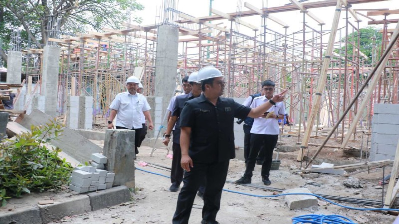 Wali Kota Tangerang Arief R Wismansyah saat meninjau proyek pembangunan Graha Santri 2210 di bagian belakang Masjid Raya Al-A'zhom, Rabu. (ANTARA/HO-Pemkot Tangerang)