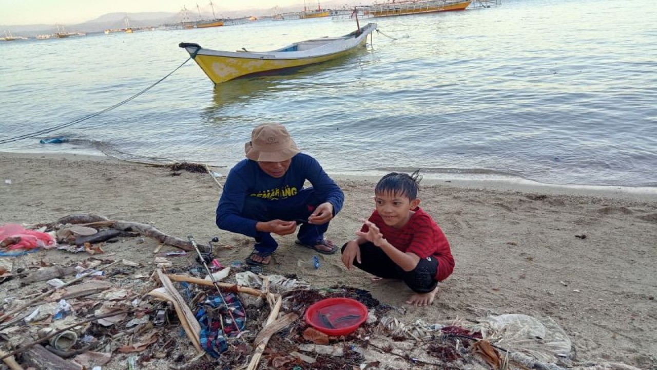 Suasana anak yang bermain di alam terbuka yang kondisi ini mulai jarang ditemukan di wilayah perkotaan akibat dampak pemanasan global. Antara/Suriani Mappong