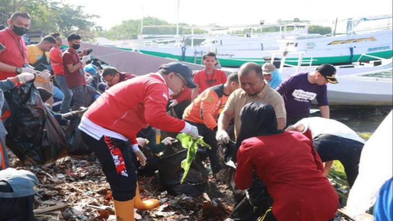 Sekertaris daerah (Sekda) Sulbar, Muhammad Idris Dp melakukan aksi bersih lingkungan wisata di Kelurahan Baurung Kecamatan Banggae Timur Kabupaten Majene, Kamis (7/9/2023). ANTARA/M Faisal Hanapi