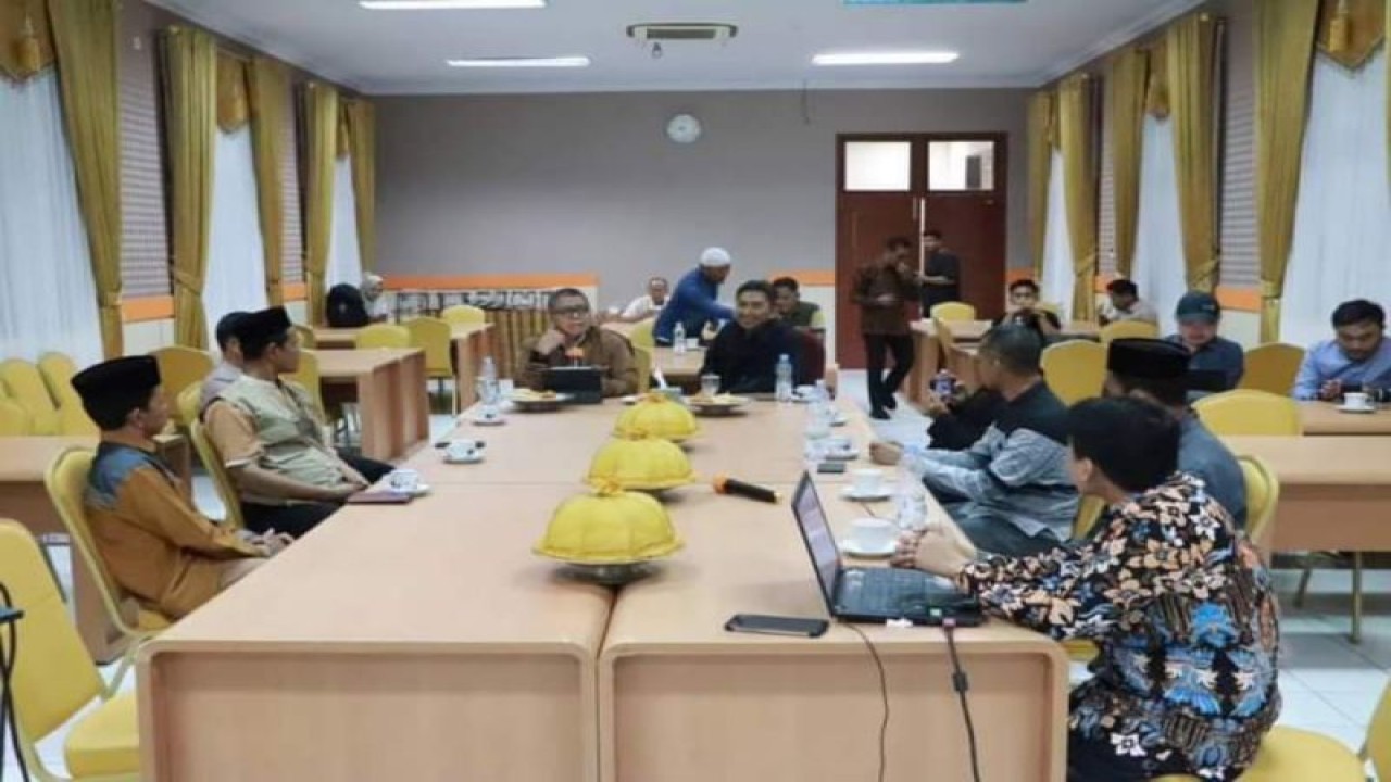 Sekertaris Daerah (Sekda), Muhammad Idris memimpin rapat koordinasi pemerintah Sulbar dan Dinas Pendidikan Nasional Provinsi Sulbar rapat koordinasi untuk merancang pembangunan sekolah dengan berbasis boarding school di Mamuju, Rabu (06/9/2023) ANTARA Foto/ M Faisal Hanapi