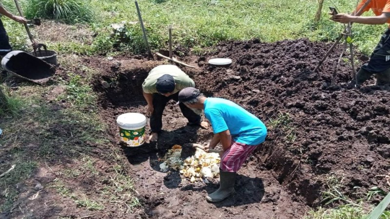 Proses pengolahan sampah yang dilakukan oleh beberapa masyarakat Bandung. (ANTARA/HO Pemkot Bandung)