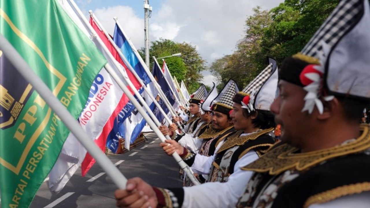 Sejumlah penari membawa bendera partai politik saat Kirab Pemilu Tahun 2024 Kota Denpasar, Bali, Minggu (6/8/2023). ANTARA FOTO/Nyoman Hendra Wibowo/YU