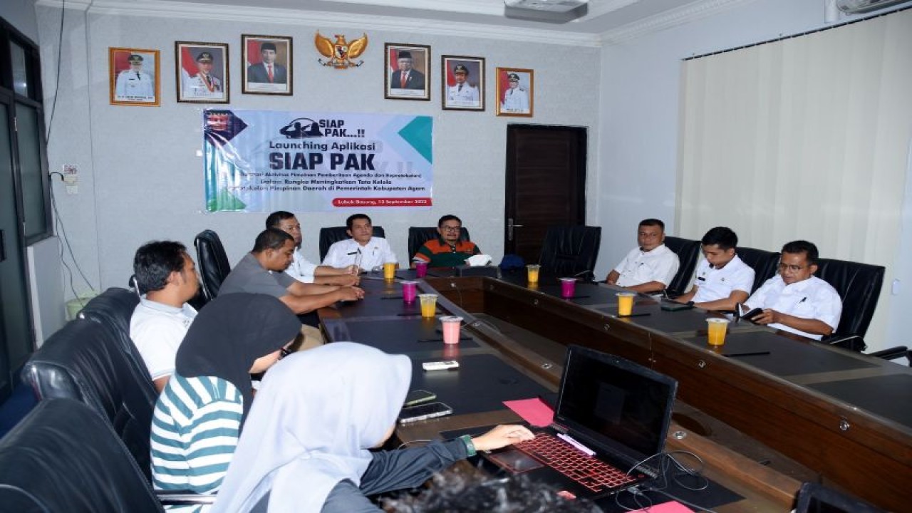 Asisten III Bidang Administrasi Umum Sekretaris Daerah Agam Andrinaldi sedang meresmikan aplikasi SIAP PAK, Kamis (14/9/2023). Antara/HO-Diskominfo Agam.