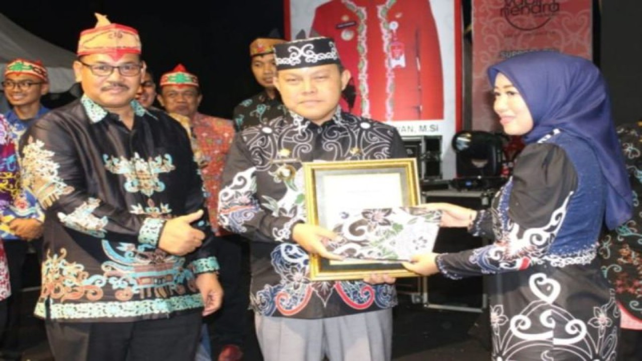 Penjabat Bupati saat menerima batik khas Barsel dari Ketua TP PKK, Erna Ardiani, di Buntok, Sabtu (23/9/2023) malam. ANTARA/Diskominfo Barsel