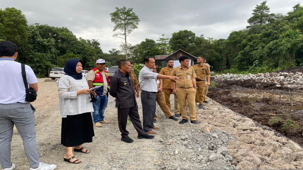 Jajaran Pemkab Bulungan meninjau lokasi pelaksanaan Musik Alam Fest 2K23 di Hutan Kota Bundayati, Tanjung Selor, Bulungan, Rabu (20/9/2023). (ANTARA/HO-Panitia Musik Alam)