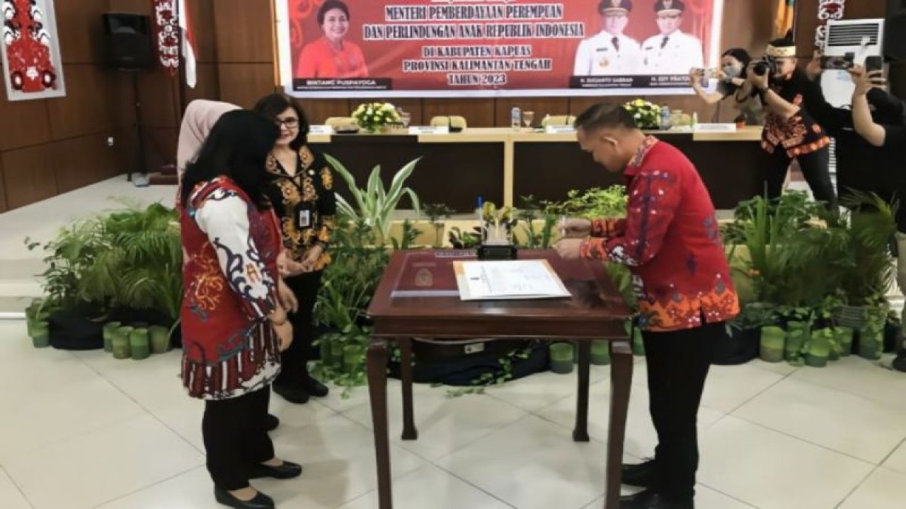 Menteri PPPA RI, Bintang Puspayoga, menyaksikan penandatanganan komitmen bersama DRPPA di Kabupaten Kapuas, Jumat, (22/9/2023). ANTARA/HO-Diskominfo Kapuas