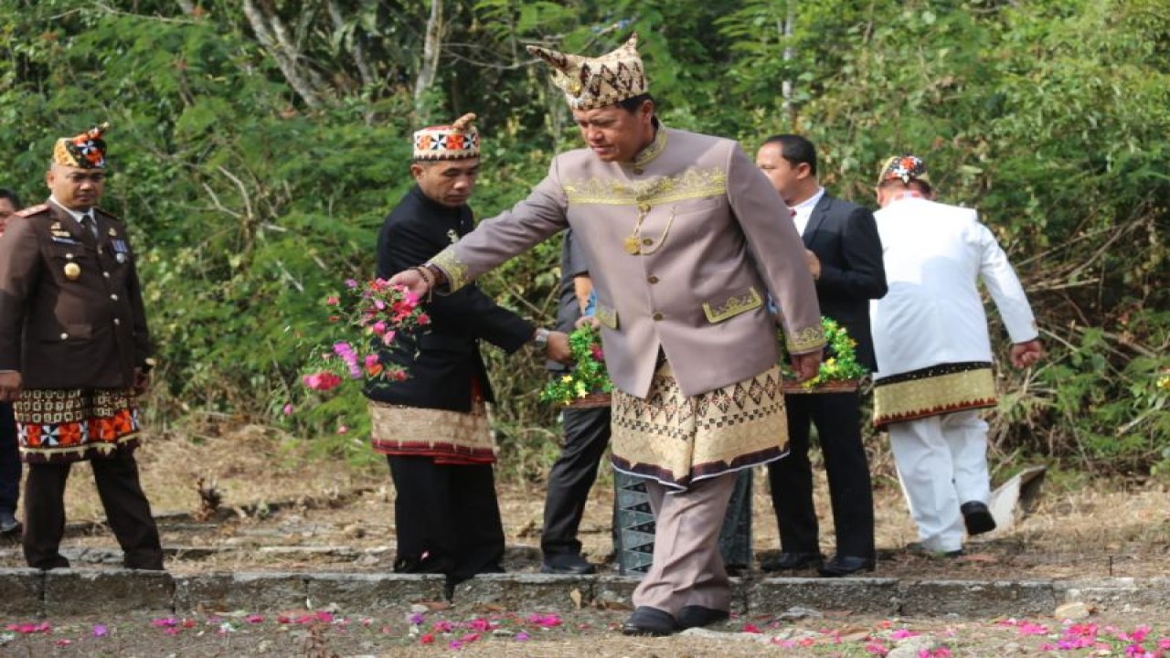 Suasana saat Penjabat Bupati Lampung Barat Nukman menebar bunga di pemakaman massal korban gempa Liwa (ANTARA/HO-Kominfo Lampung Barat)