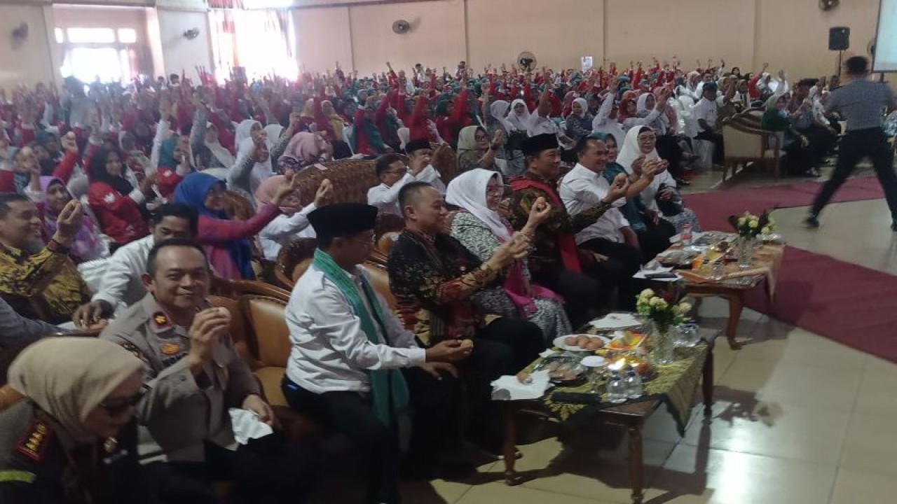 Ribuan relawan tim pendamping keluarga terdiri dari bidan, kader keluarga berencana dan tim penggerak PKK berkomitmen untuk mengentaskan percepatan penanganan stunting di Kabupaten Lebak, Jumat (8/9/2023). (ANTARA/Mansur)