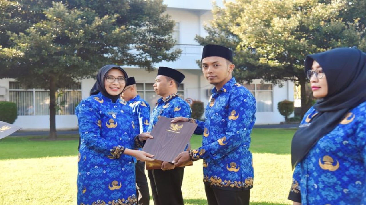 Wabup Lumajang Indah Amperawati menyerahkan SK kepada PPPK formasi guru dan teknis di Lumajang, Jatim, pada 17 Juli 2023. (FOTO ANTARA/HO-Diskominfo Lumajang)