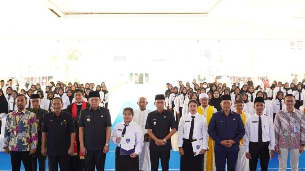 Bupati OKU Timur, Sumsell, Lanosin Hamzah saat melantik sebanyak 167 orang PPPK jabatan fungsional guru formasi tahun 2022 di Martapura, Rabu (13/9/2023). (FOTO ANTARA/Edo Purmana/