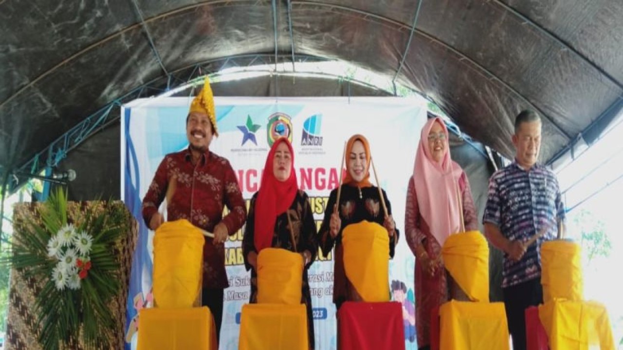Asisten Bidang Administrasi Umum Sekda Parigi Moutong Yusnaeni (kedua kanan) memukul beduk sebagai tanda pencanangan Hari Kunjungan Perpustakaan dan Bulan Gemar Membaca di Parigi Moutong, Kamis (14/9/2023). ANTARA/Moh Ridwan