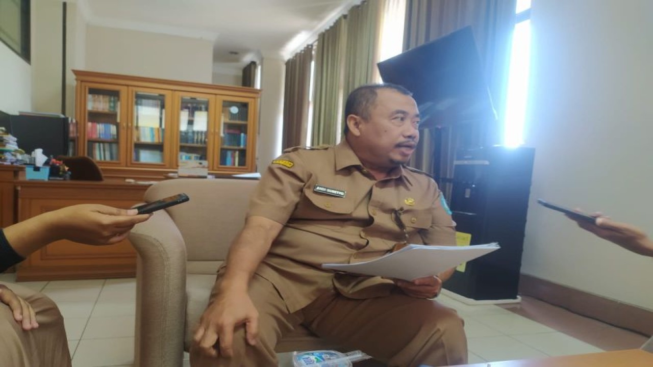 Kepala Badan Kepegawaian dan Pengembangan Sumber Daya Manusia (BKPSDM) Ponorogo, Andy Susetyo saat diwawancara awak media di Ponorogo, Selasa (4/9/2023) (ANTARA/HO - Roni S)