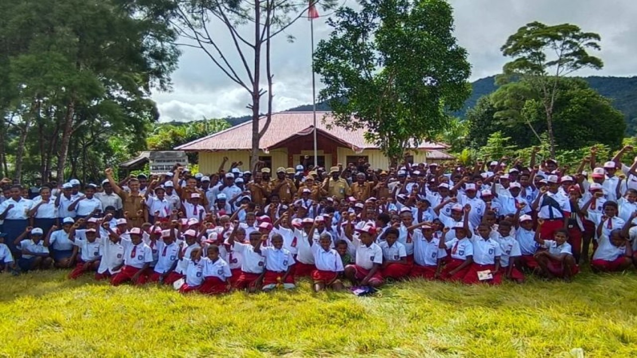 Penjabat Sekretaris Daerah Kabupaten Puncak Jaya Yubelina Enumbi Foto bersama anak-anak SD dan SMP di Distrik Fawi (ANTARA/HO-Humas Pemkab Puncak Jaya)