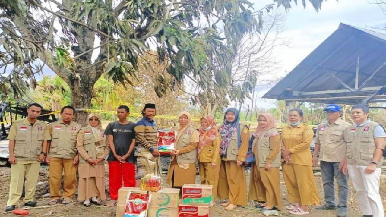 Pihak Pemkab Sidrap saat menyalurkan bantuan kebakaran kepada korban kebakaran di Kelurahan Baula, Kecamatan Tellu Limpoe, Sidrap, Rabu (13/09/2023). (ANTARA/HO-Humas Pemkab Sidrap)