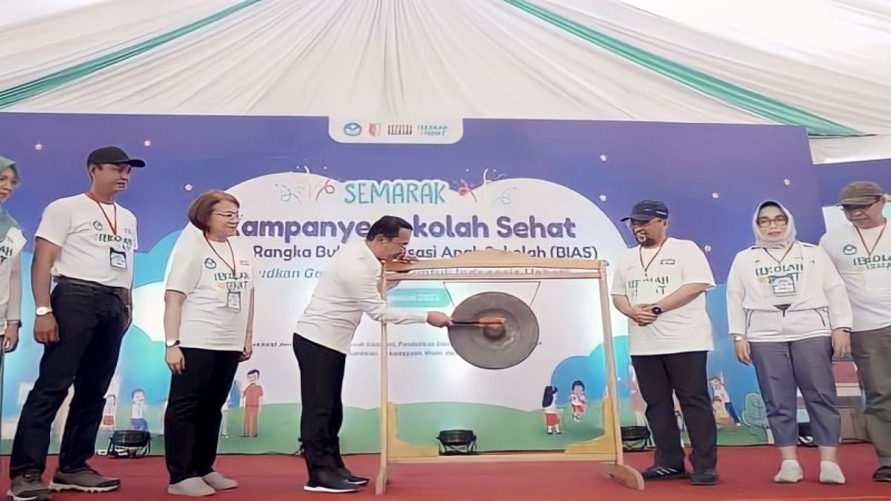 Bupati Sigi Mohamad Irwan memukul gong sebagai simbol dimulainya kampanye sekolah sehat melalui program BIAS. (ANTARA/HO-Dok Prokopim Setda Pemkab Sigi)