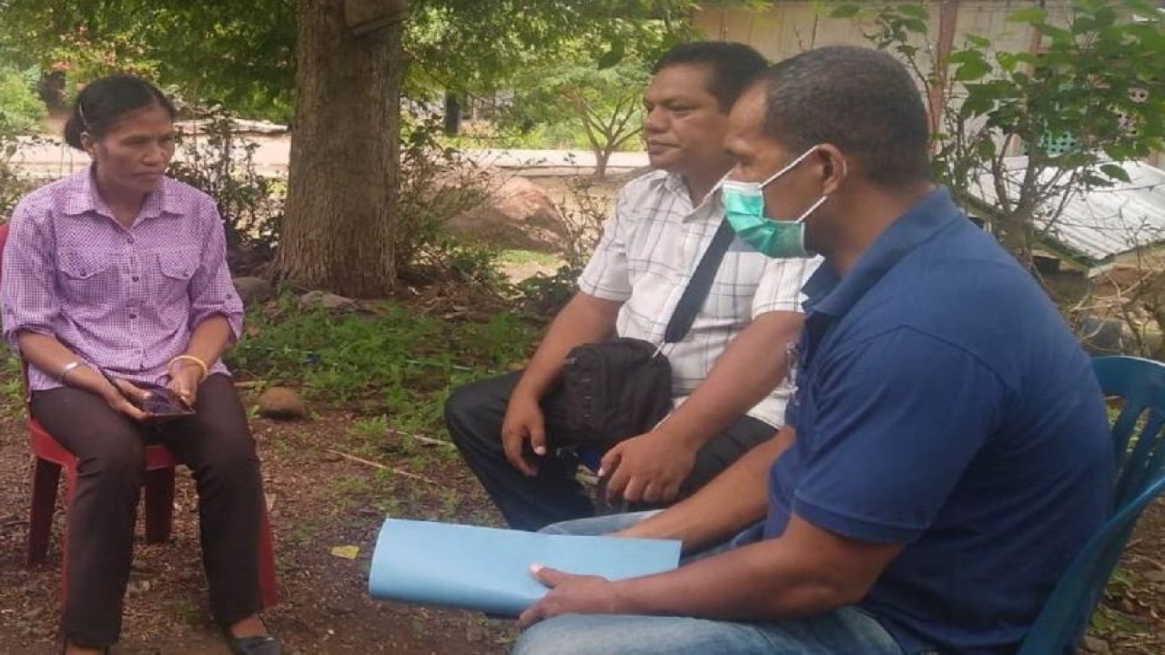 Petugas Dinas Ketahanan Pangan Kabupaten Sikka, NTT melakukan pemantauan dan identifikasi lapangan desa rawan pangan di Desa Watumoning pada bulan Mei 2023. (ANTARA/HO-Dinas Ketahanan Pangan Kabupaten Sikka)