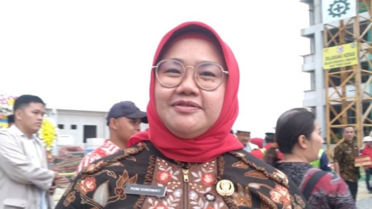 Bupati Sragen Kusdinar Untung Yuni Sukowati memberikan keterangan kepada wartawan di Kabupaten Sragen, Jawa Tengah, Senin (18/9/2023). AFOTO NTARA/Aris Wasita