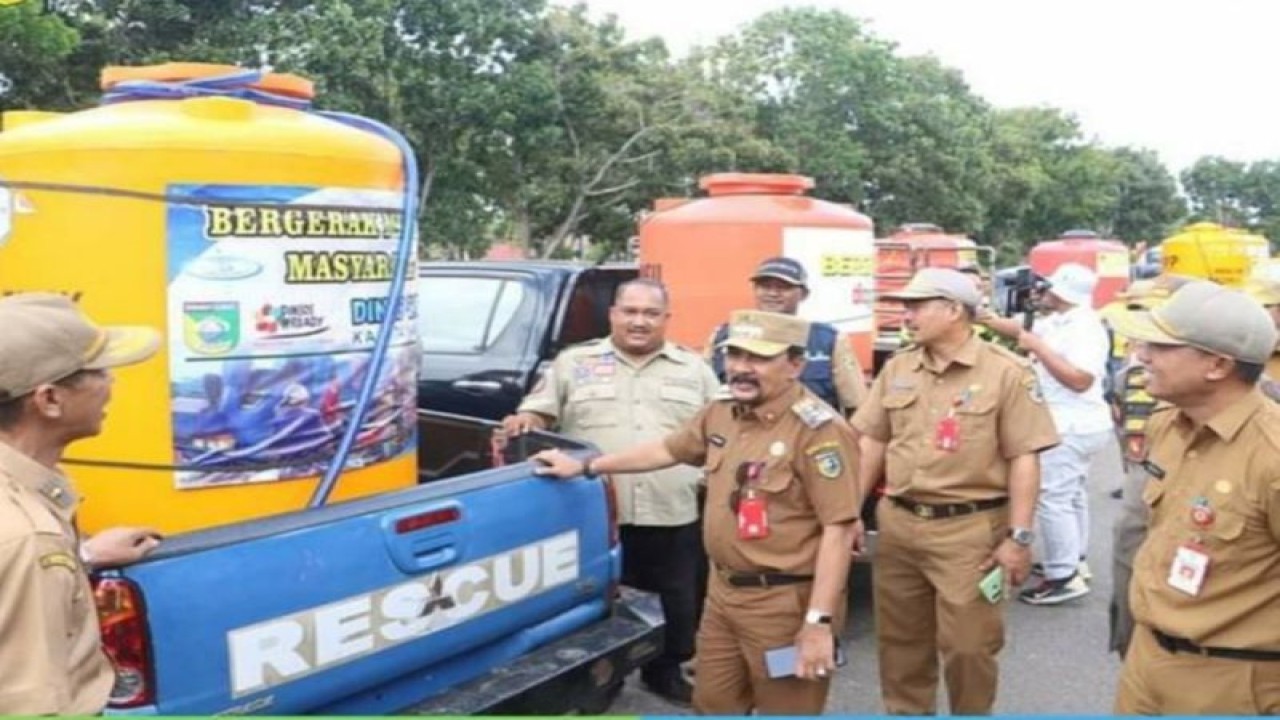 Penjabat Bupati Tanah Laut Syamsir Rahman melepas rombongan mobil angkutan air bersih, di Pelaihari, Senin (25/9/2023).(ANTARA/HO-Diskominfo Tanah Laut).