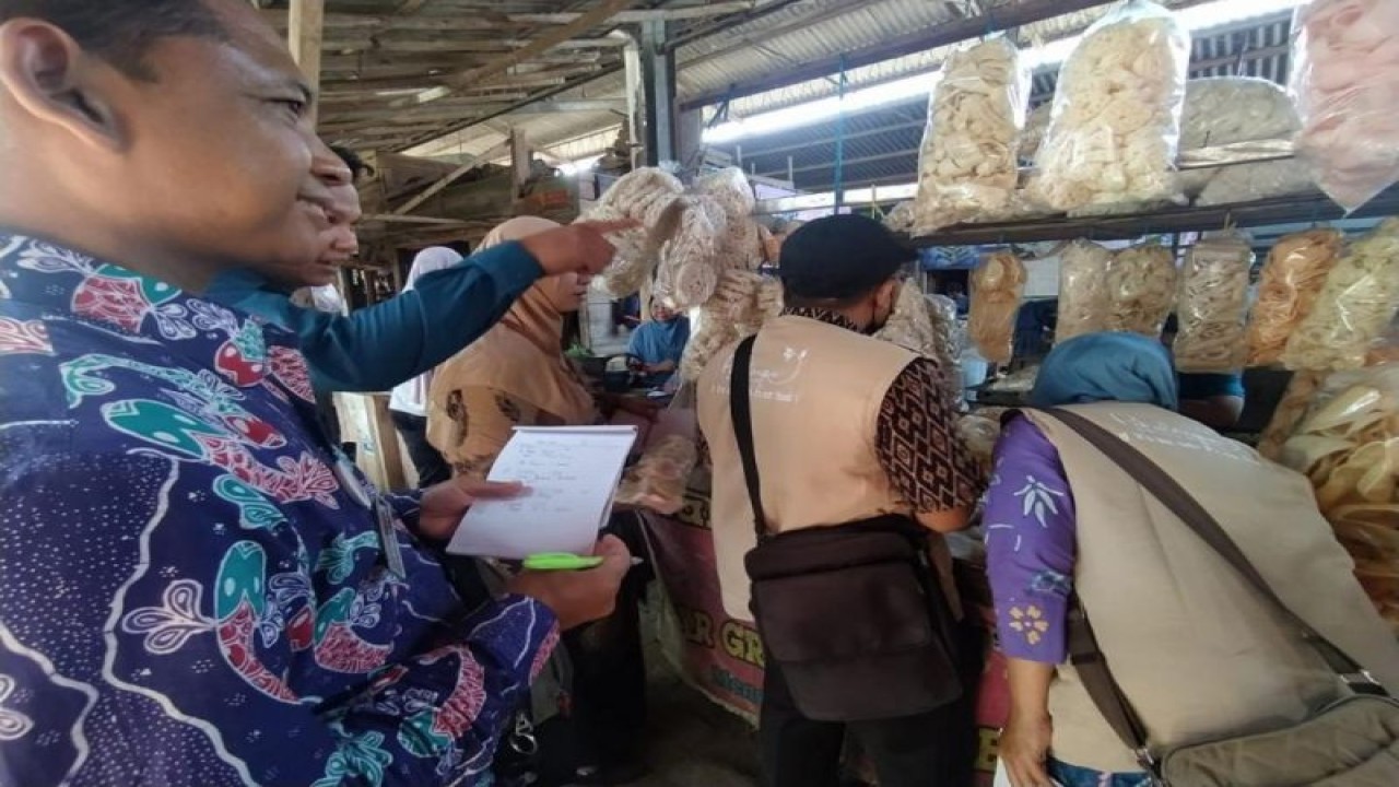 Tim Satuan Tugas Pemkot Pekalongan melakukan inspeksi mendadak di sejumlah pasar untuk memeriksa kandungan zat pada makanan. (ANTARA/HO-Humas Kota Pekalongan)