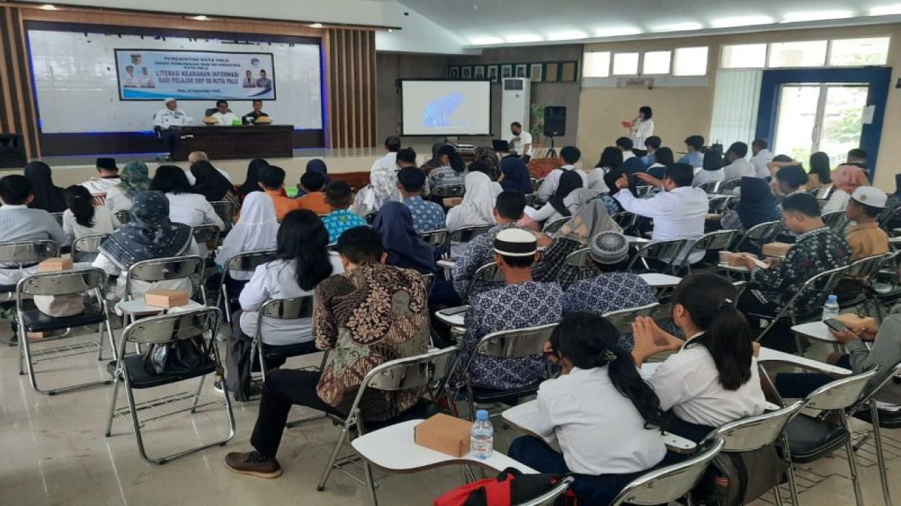 Pemkot Palu edukasi literasi keamanan informasi kepada pelajar guna menjaga keamanan informasi dan data pemerintah yang diinisiasi Dinas Komunikasi Informatika dan Persandian Kota Palu, Rabu (20/9/2023). ANTARA/HO-Humas Pemkot Palu