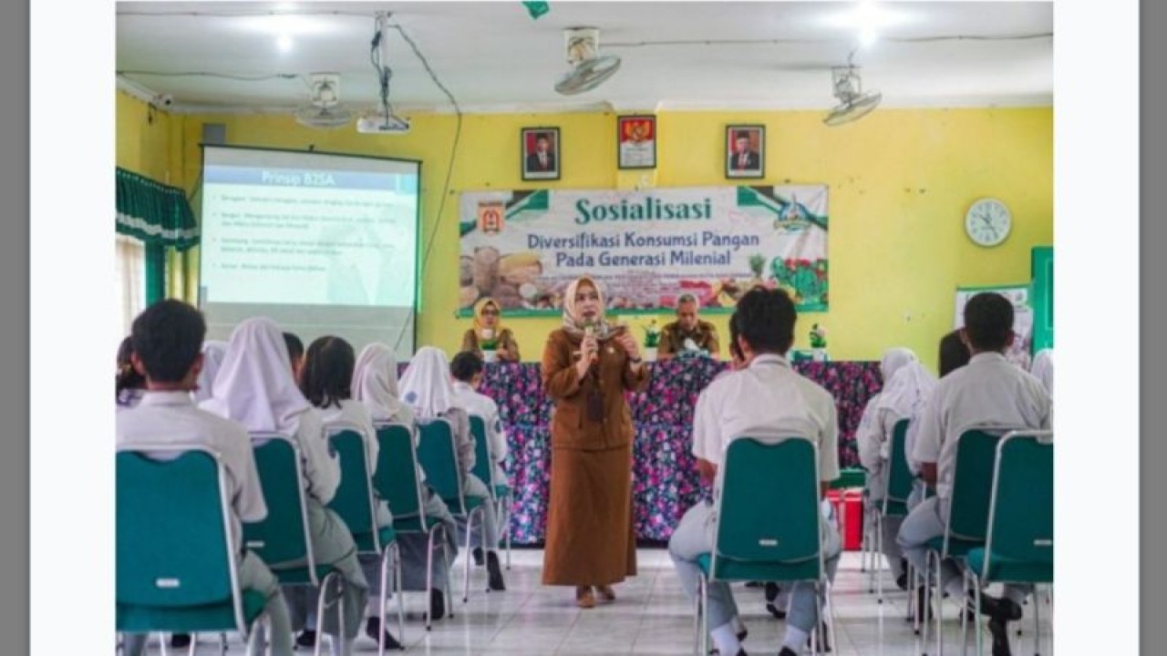 Kepala Bidang Ketahanan Pangan DKP3 Banjarbaru Wiwien Robiaty memberikan penjelasan kepada siswa SMA Negeri 1 Banjarbaru terkait pola makan Bergizi, Beragam, Seimbang dan Aman (B2SA). (ANTARA/HO-Medcen Kominfo Banjarbaru)