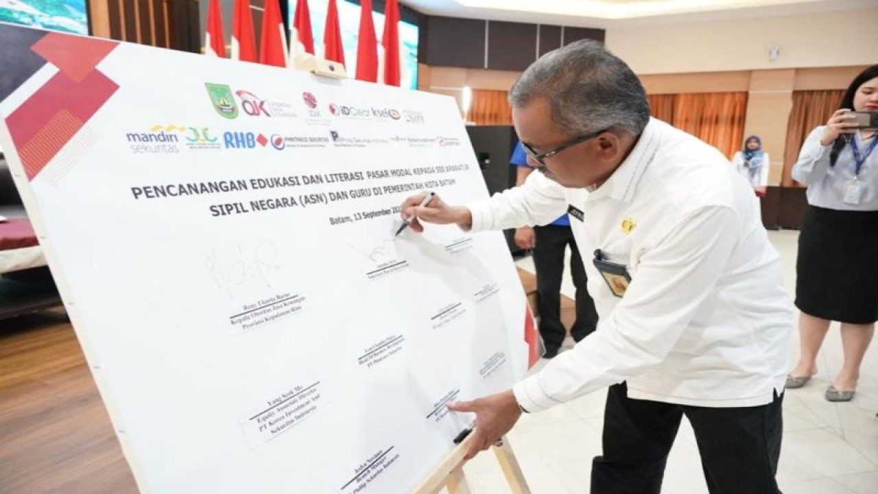Sekretaris Daerah Kota Batam Jefridin Hamid menandatangani Pencanangan Edukasi dan Literasi Pasar Modal bagi ASN dan Guru di Lingkungan Pemerintah Kota Batam. (ANTARA/HO-Pemkot Batam)