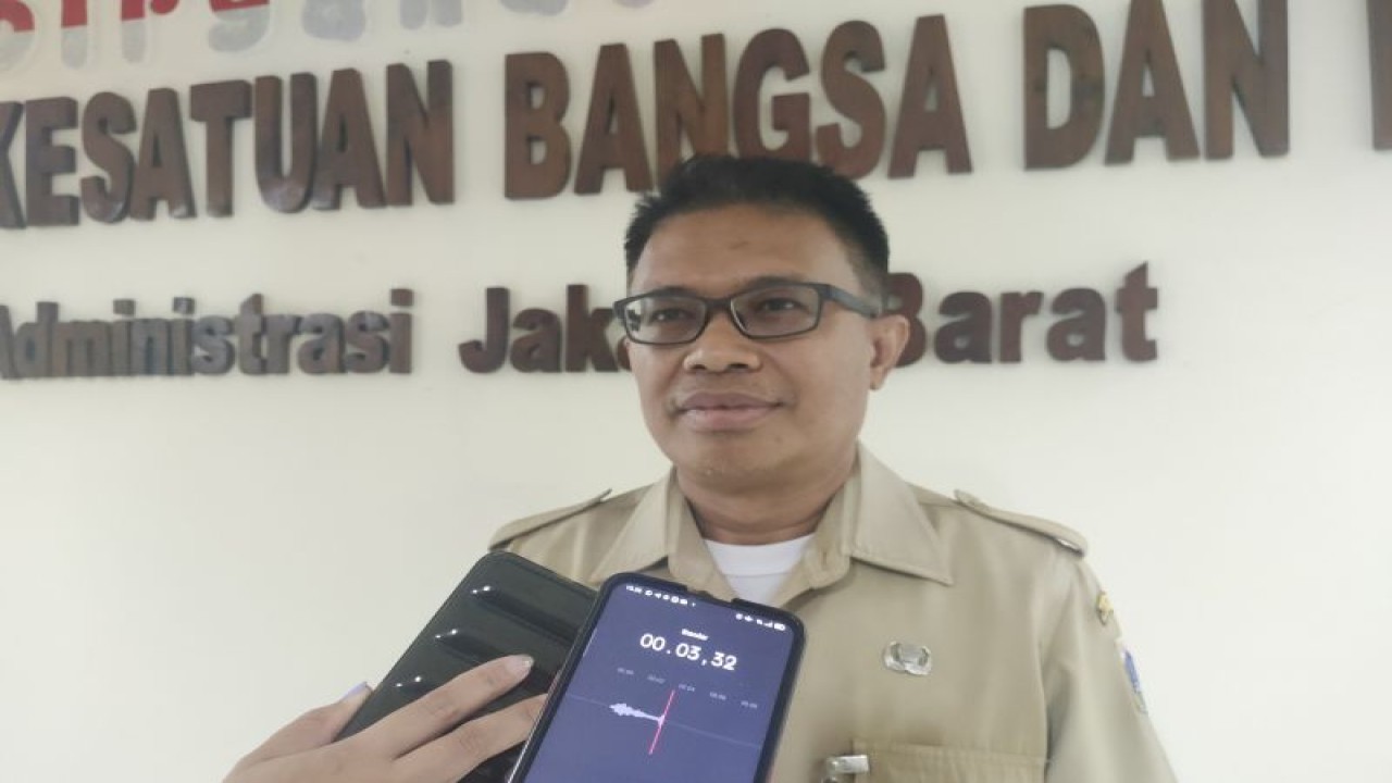 Kepala Suku Badan Kesatuan Bangsa dan Politik (Kesbangpol), Mohammad Matsani saat ditemui di Kantor Wali Kota Jakarta Barat, Senin (11/9/2023). ANTARA/Risky Syukur