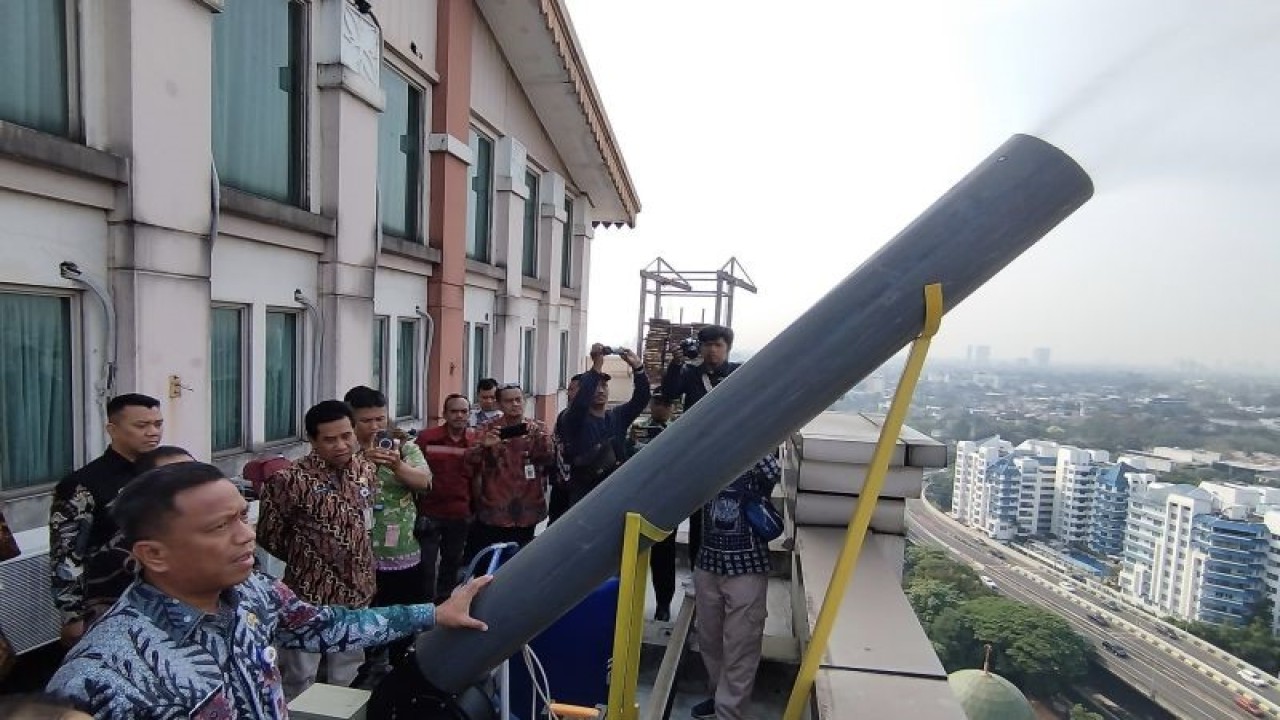 Wali Kota Jakarta Selatan Munjirin meninjau pengoperasian mesin "water mist" di atap Kantor Wali Kota Jakarta Selatan, Kamis (7/9/2023). (ANTARA/Bagus Ahmad Rizaldi)
