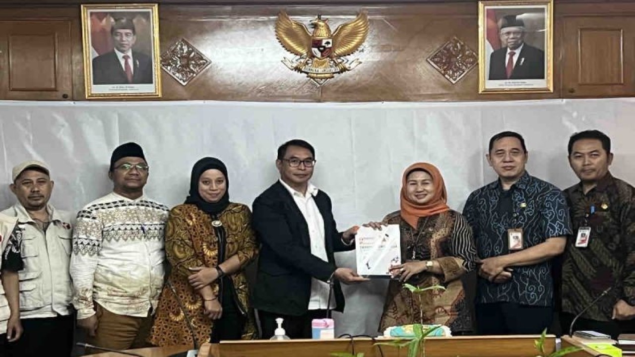 Wakil Wali Kota Jakarta Timur Iin Mutmainnah (ketiga kanan) bersama Ketua Bawaslu Jaktim Willem Johanes Wetik (tengah) usai audiensi antara Pemkot Jaktim dan Bawaslu setempat, di Jakarta Timur, Kamis (14/9/2023). ANTARA/ Harianto