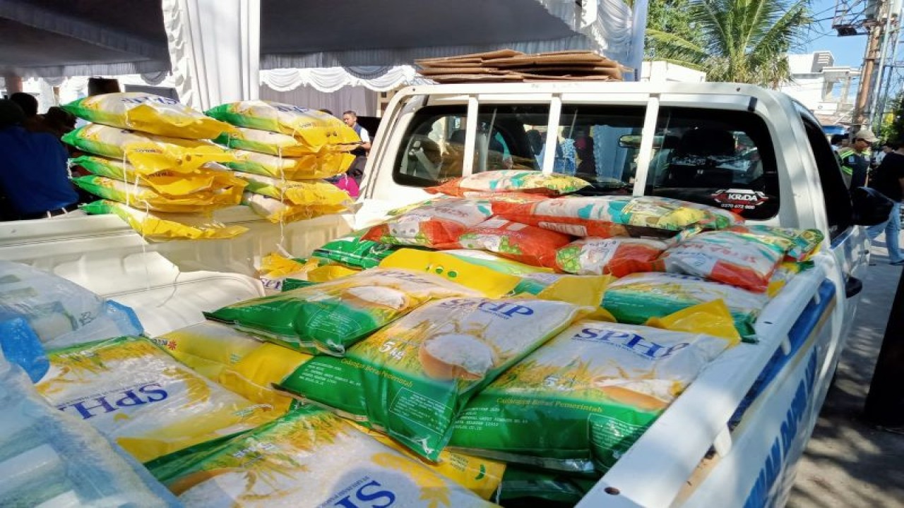 FOTO ARSIP - Pendistribusian beras murah dari Bulong Provinsi Nusa Tenggara Barat, dalam kegiatan bazaar pangan murah di Kota Mataram, (26/6/2023). (FOTO ANTARA/Nirkomala)