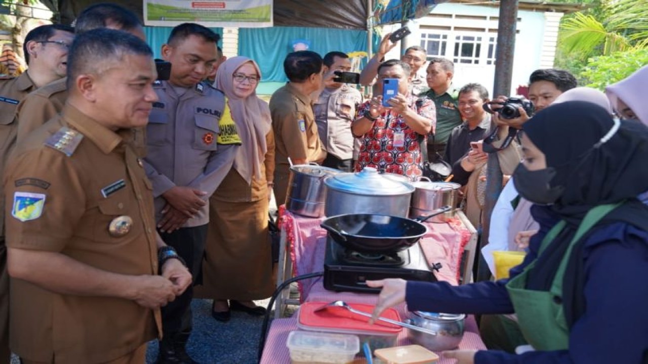 Wali Kota Palu Hadianto Rasyid melihat demo masak atasi stunting pada pelaksanaan peluncuran program Dahsat di Kelurahan Taipa, Kota Palu, Selasa (12/9/2023). (ANTARA/HO-Humas Pemkot Palu)