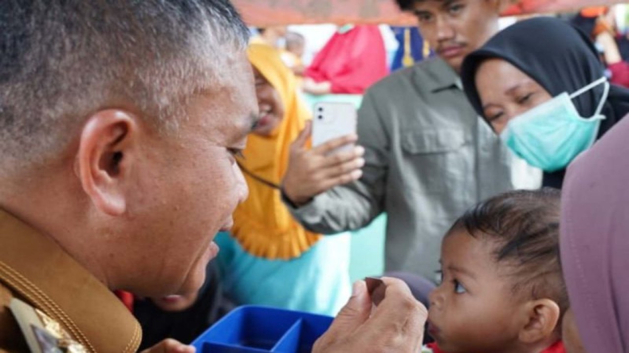 Wali Kota Palu Hadianto Rasyid menyuapi anak pada acara peluncuran dapur sehat atasi stunting di Kelurahan Taipa Kota Palu, Selasa (12/9/2023). ANTARA/HO-Humas Pemkot Palu