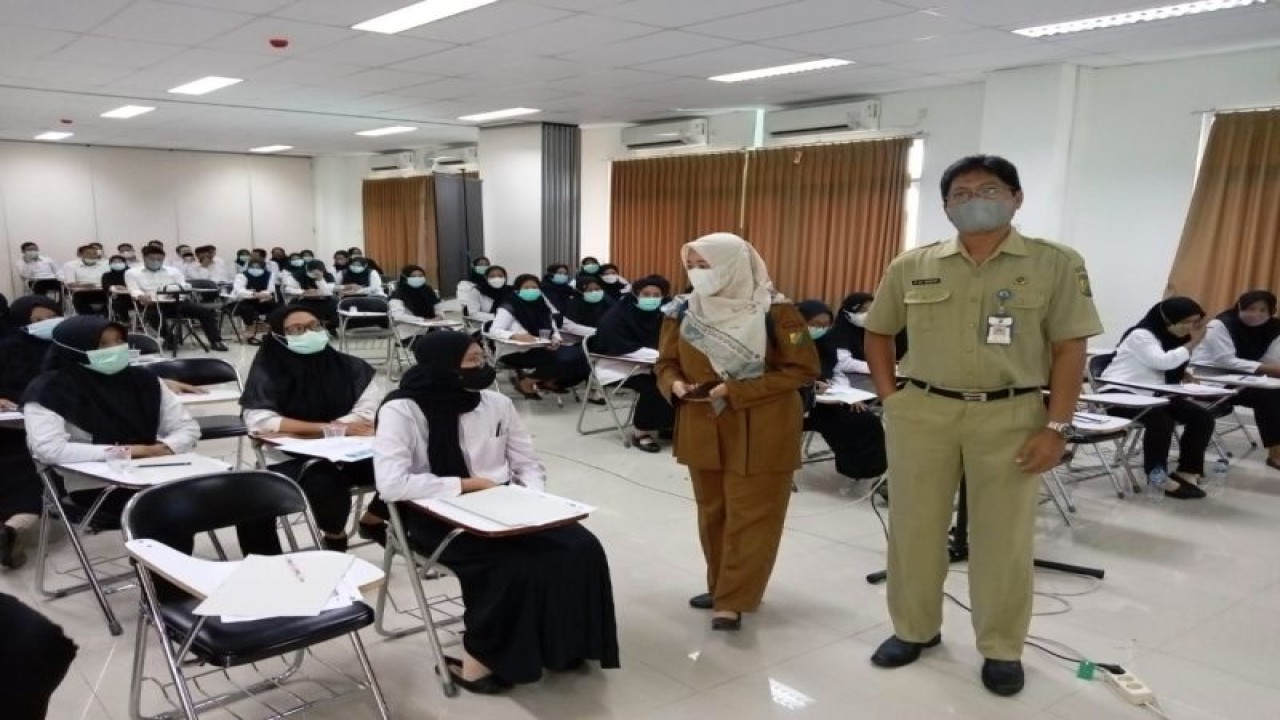 Para peserta tenaga honorer Kota Pekalongan sedang mengikuti seleksi penerimaan pegawai pemerintah dengan perjanjian kerja. (ANTARA/HO-Humas Kota Pekalongan)