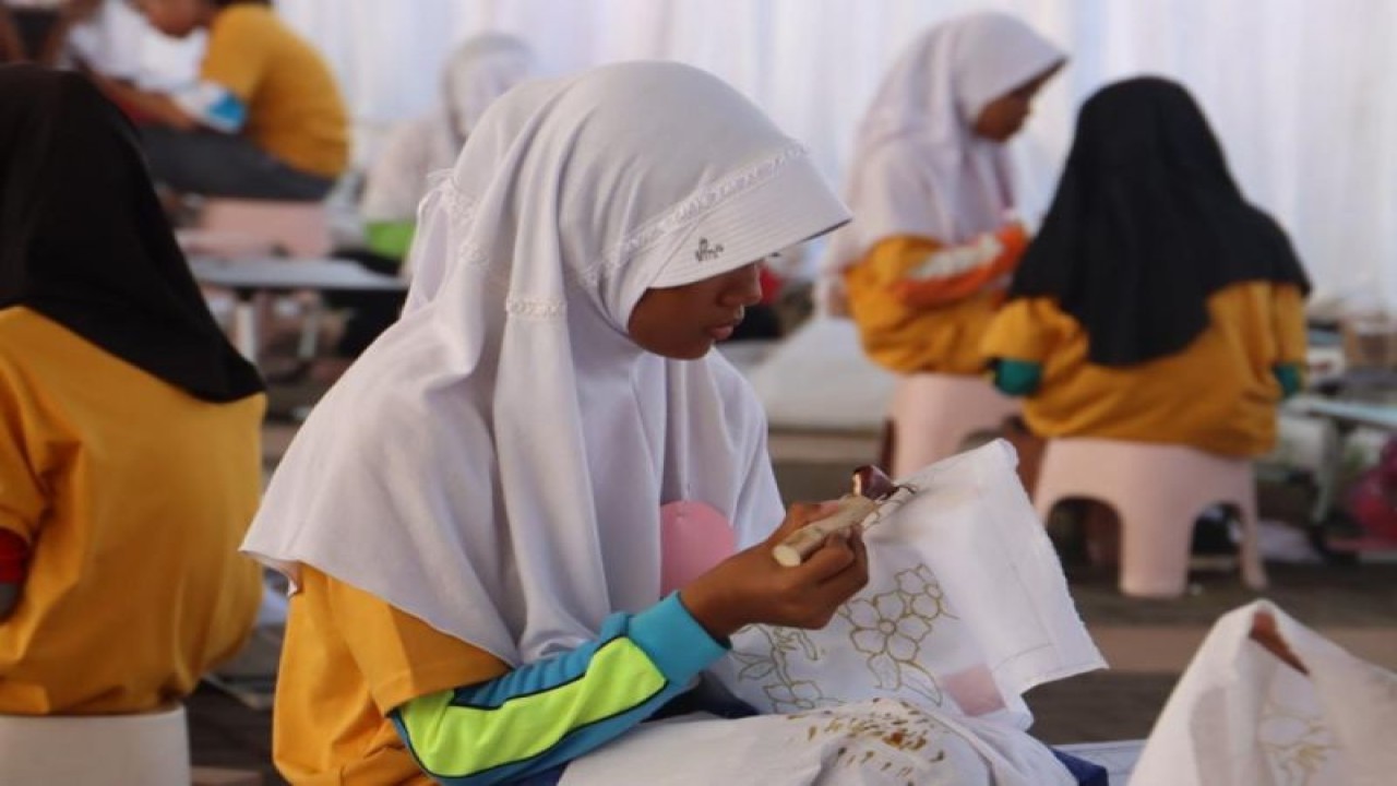 Sekitar 100 siswa sekolah dasar dan madrasyah ibdaiyah Kota Pekalongan sedang mengikuti lomba membatik yang diselenggarakan oleh Pemkot Pekalongan, 25-26 September 2023. (ANTARA/HO-Humas Kota Pekalongan)
