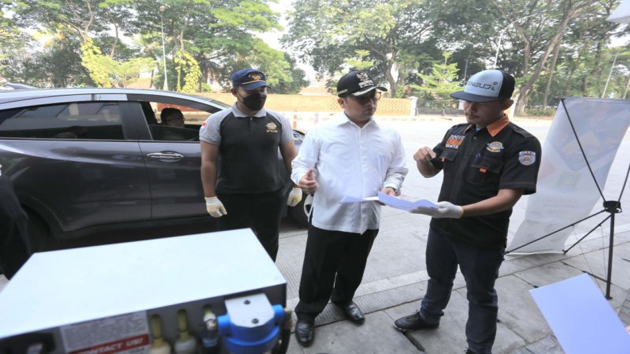 Wali Kota Arief R Wismansyah (kemeja putih) saat meninjau pelaksanaan uji emisi gratis yang berlangsung di Stadion Benteng Reborn, Kecamatan Tangerang, Jumat. HO/Pemkot Tangerang