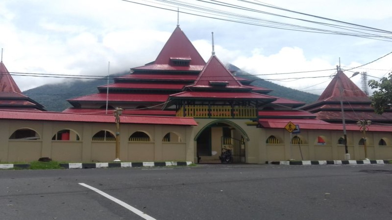 Pemkot Ternate mengusulkan Masjid Sultan Ternate sebagai obyek cagar budaya, Senin (25/9/2023). FOTO ANTARA/Abdul Fatah