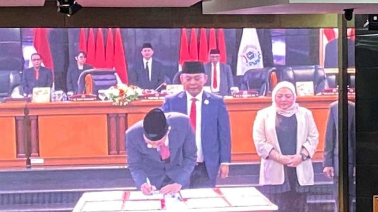 Ketua DPRD DKI Jakarta, Prasetio Edi Marsudi (kanan) dan Penjabat (Pj) Gubernur DKI Jakarta, Heru Budi Hartono (kiri) dalam Rapat Paripurna Penandatangan MoU APBD DKI Jakarta Tahun Anggaran 2023, Jakarta, Senin (4/9/2023). ANTARA/Luthfia Miranda Putri