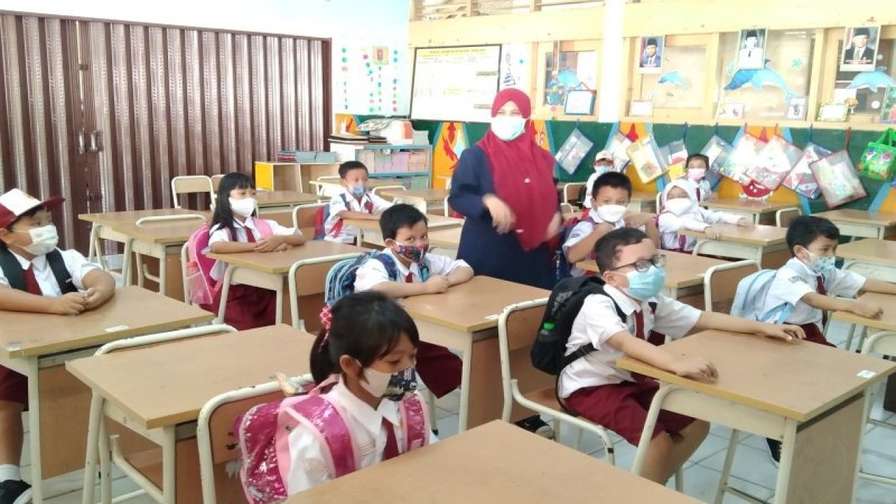 Arsip Foto - Seorang guru sedang mengajar dalam PTM 100 persen di salah satu SD di Karet Kuningan, Jakarta Selatan, Selasa (22/3/2022). (ANTARA/Dewa Ketut Sudiarta Wiguna)