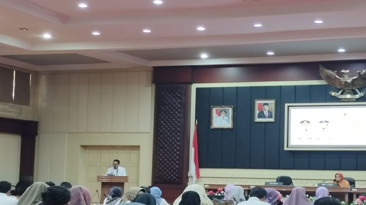 Staf Ahli Gubernur Lampung Bidang Kemasyarakatan dan Sumber Daya Manusia Intizam saat memberi sambutan pada peringatan Hari Kunjung Perpustakaan. Bandarlampung, Kamis (14/9/2023). ANTARA/Ruth Intan Sozometa Kanafi.