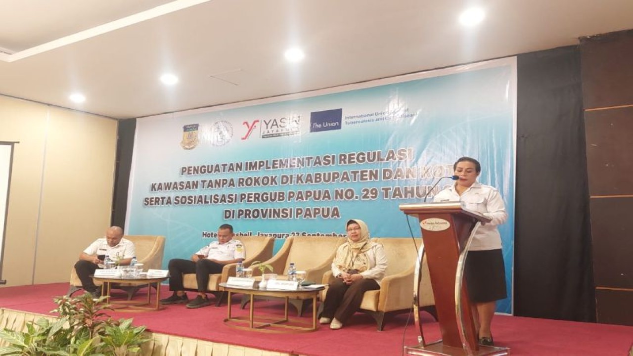 Pejabat Fungsional Analis Kebijakan Pemprov Papua, Anike Rawar saat menyampaikan sambutan pada kegiatan penguatan implementasi regulasi kawasan tanpa rokok di Jayapura, Rabu (27/9) (ANTARA/HO-Dokumen pribadi Yasin Jayapura)