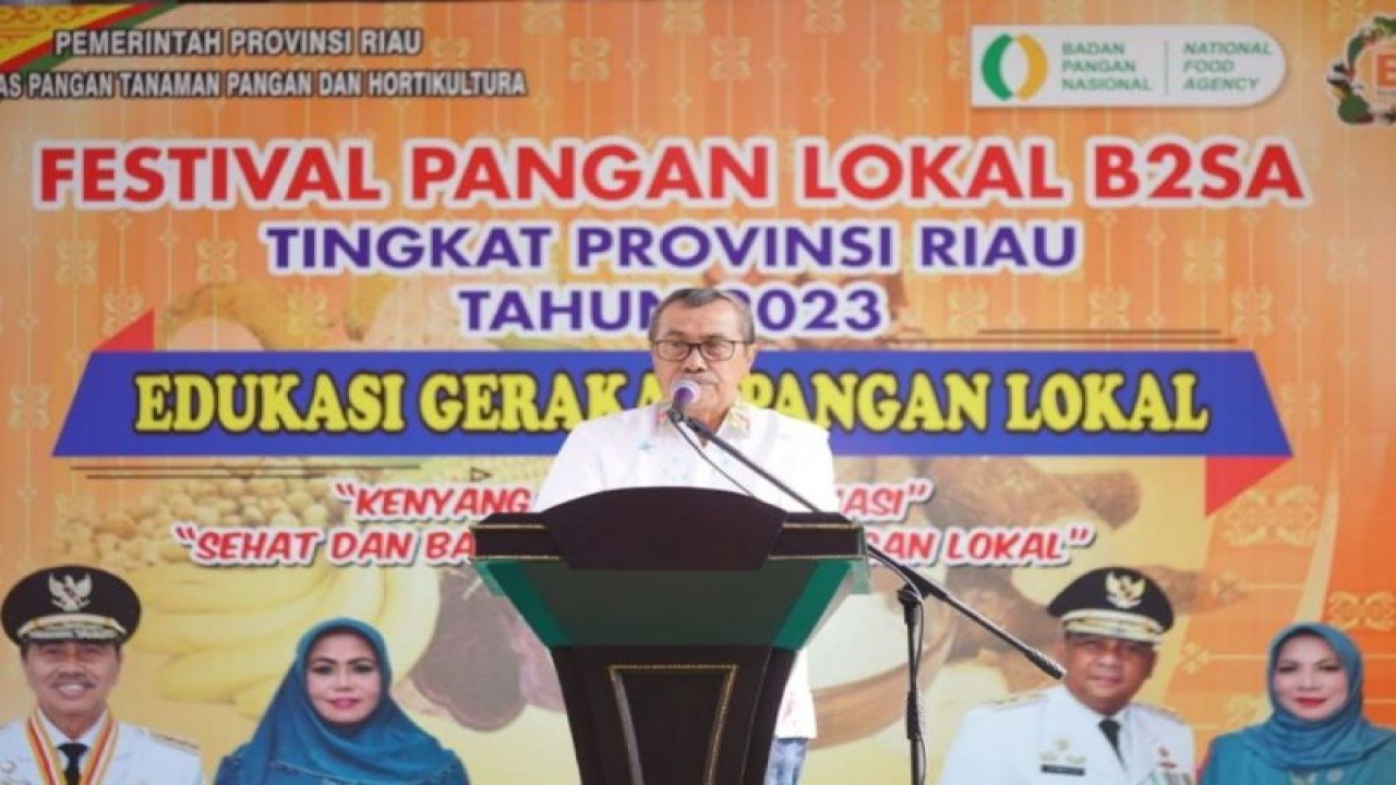 Gubernur Riau Syamsuar saat membuka "Festival Pangan Lokal atau Lomba Cipta Menu B2SA" diikuti 10 kabupaten dan kota di daerah itu yang gelar Dinas Pangan Tanaman Pangan dan Hortikultura (PTPH) Provinsi Riau di halaman Gedung Dharma Wanita Provinsi Riau, Selasa (19/9/2023). AANTARA/HO-Humas Pemrov Riau.