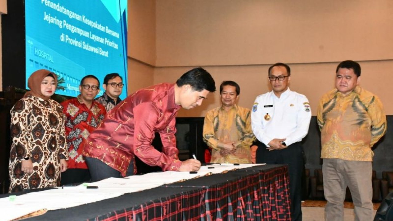 Penjabat Gubernur Sulbar Zudan Arif Fakrulloh (dua dari kanan) pada penanganan nota kesepahaman bersama Kementerian Kesehatan terkait jejaring layanan pengampuan prioritas, antara rumah sakit pengampu nasional dengan Pemprov Sulbar. (ANTARA/HO/Diskominfo Sulbar)