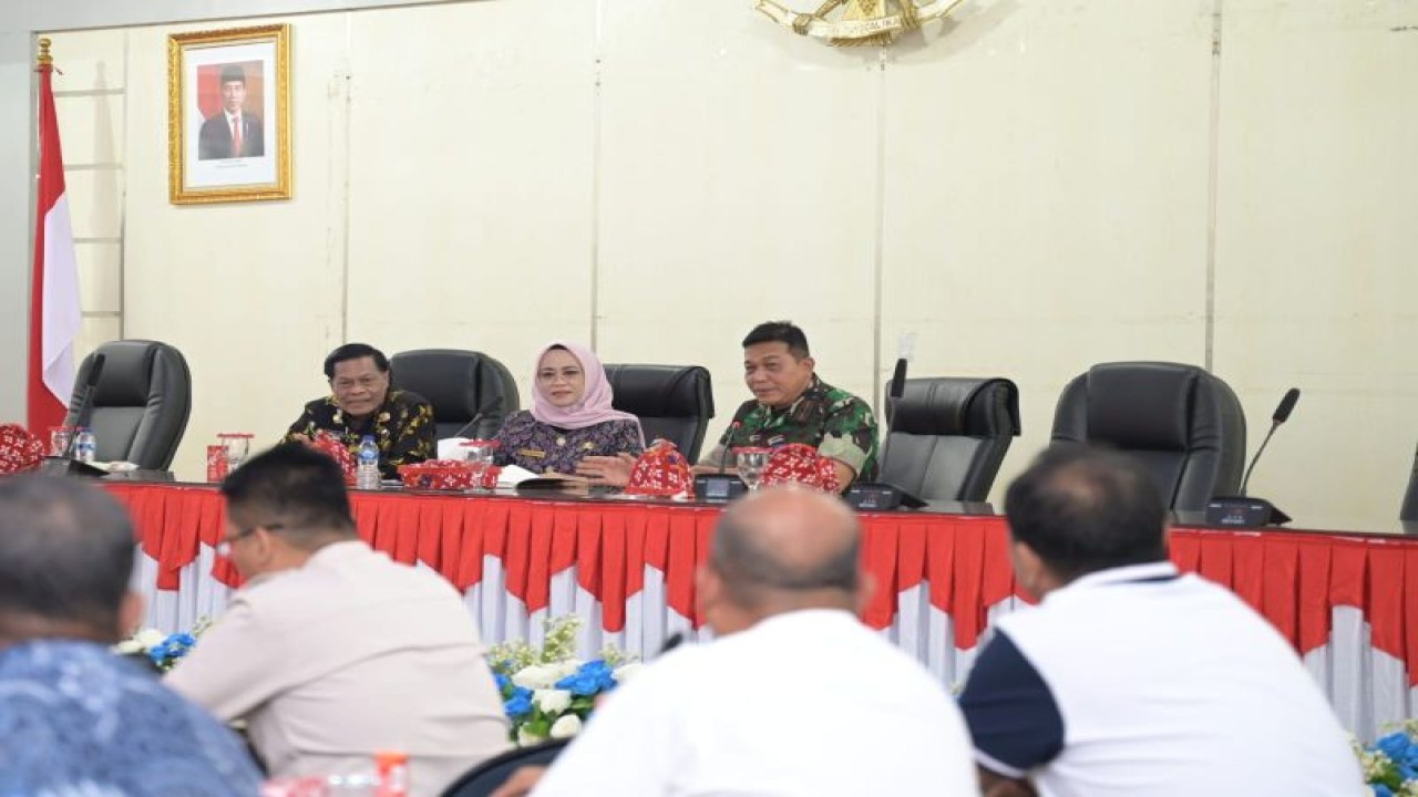Sekretaris Daerah Provinsi Sulteng Novalina (tengah), Danrem 132/Tadulako Brigjen TNI Dody Triwinarto (kanan), Bupati Kabupaten Donggala Kasman Lassa (kiri) melakukan rapat persiapan kunjungan kerja Wakil Presiden di Kantor Gubernur Sulteng, Palu, Jumat (29/9/2023). ANTARA/HO-Penrem 132/Tadulako