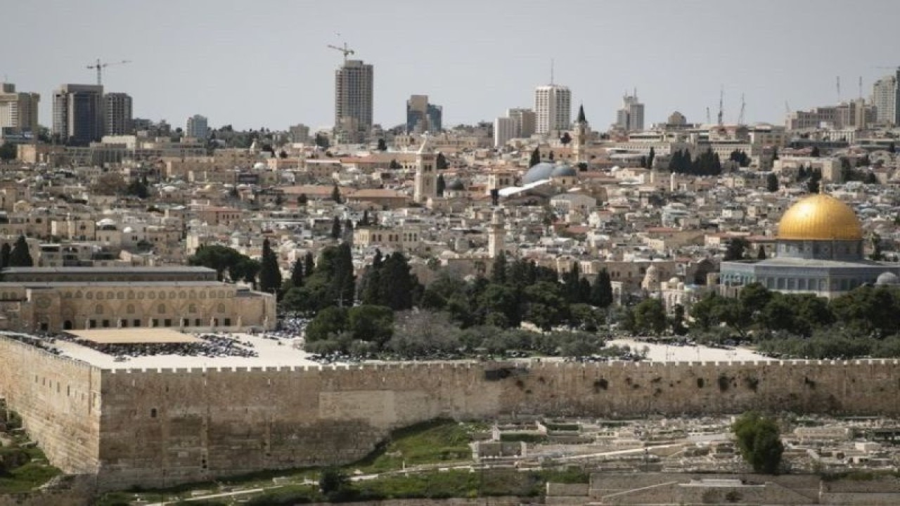 Arsip - Umat Islam menghadiri salat Jumat pertama Ramadhan di kompleks Masjid Al-Aqsa di Kota Tua Yerusalem, pada 24 Maret 2023. (ANTARA/Xinhua/Chen Junqing.)